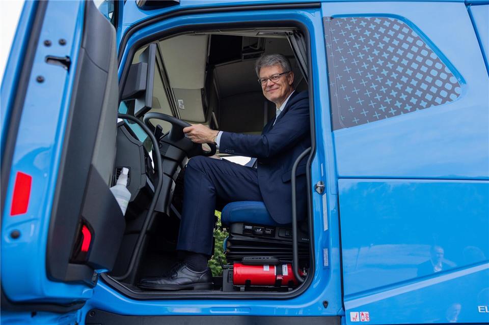 Der Bundesverkehrsminister gibt den Startschuss für das SID-Tool. Rolf Vennenbernd/dpa