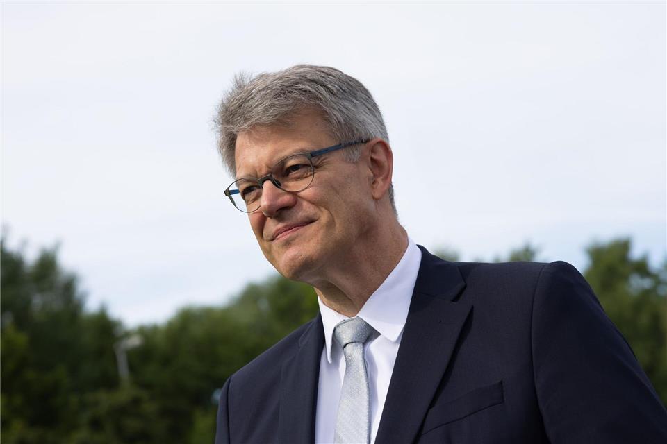 Der Bundesverkehrsminister spricht von einem echten Gewinn. Rolf Vennenbernd/dpa