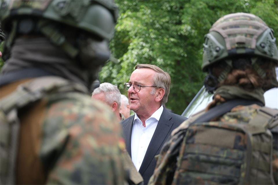 Der Bundesverteidigungsminister verspricht Aufklärung zu Vorwürfen in Weißenfels. (Archivbild)Sebastian Willnow/dpa