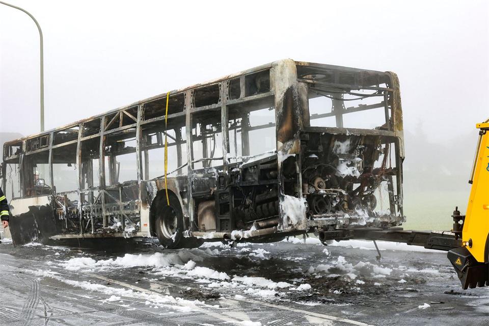 Der Bus brannte komplett aus. Daniel Löb/dpa