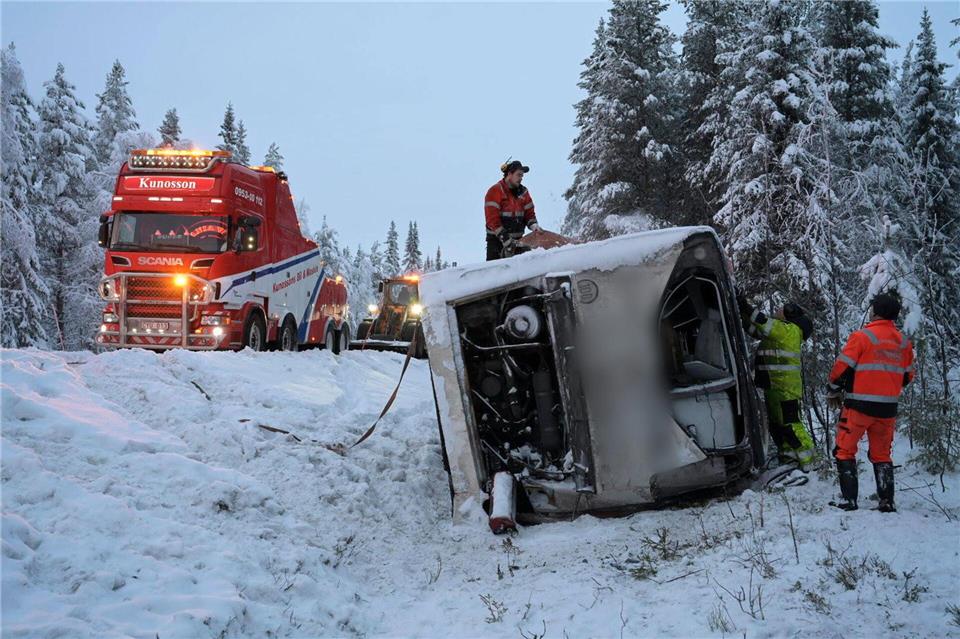 Der Bus kippte in der Nähe von Vilhelmina im Norden von Schweden von einer Schnellstraße.Erik Abel/TT News Agency/AP