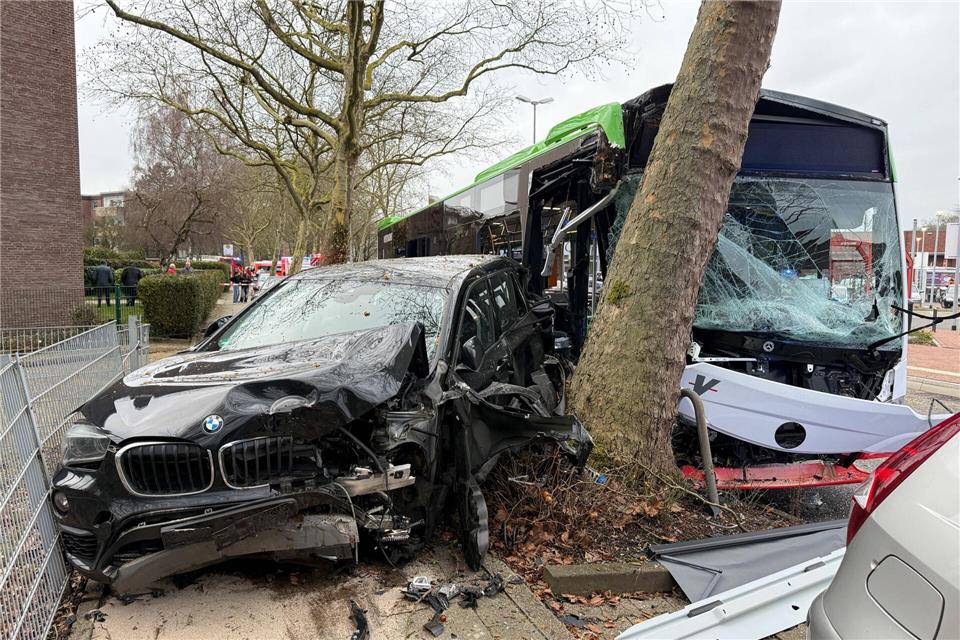 Der Bus krachte in parkende Autos. Marc Gruber/7aktuell.de/dpa