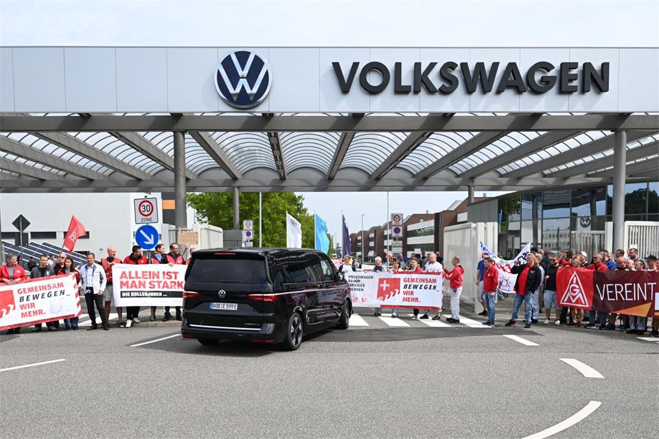 Der Bus mit VW-Vorstandchef Oliver Blume wird von Beschäftigten in Zwickau mit einer Demonstration für den Erhalt des Standortes in Empfang genommen.Hendrik Schmidt/dpa