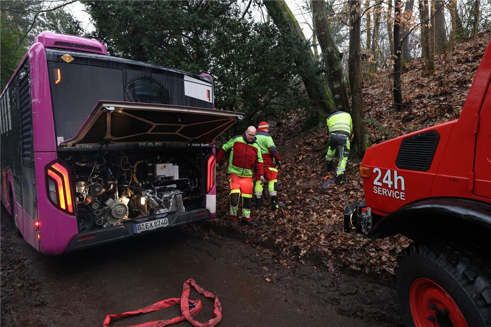 Der Bus touchierte bei seinem Fahrmanöver ein Haus und beschädigte es leicht. David Young/dpa