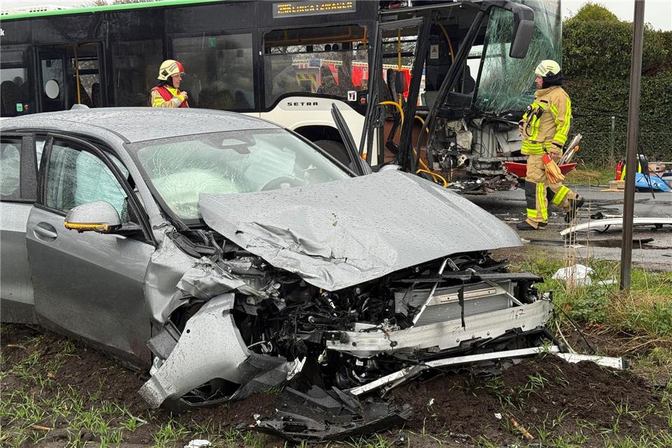 Der Bus und das Auto wurden bei dem Zusammenprall stark beschädigt.Guido Bludau/dpa