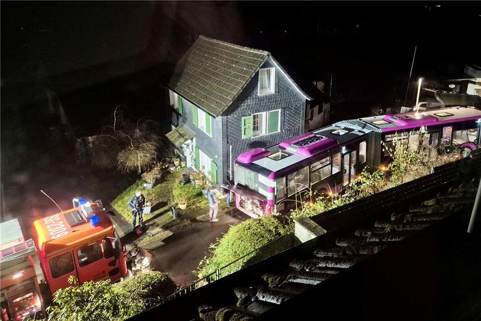 Der Bus war als Schienenersatzverkehr unterwegs.Tim Oelbermann/dpa