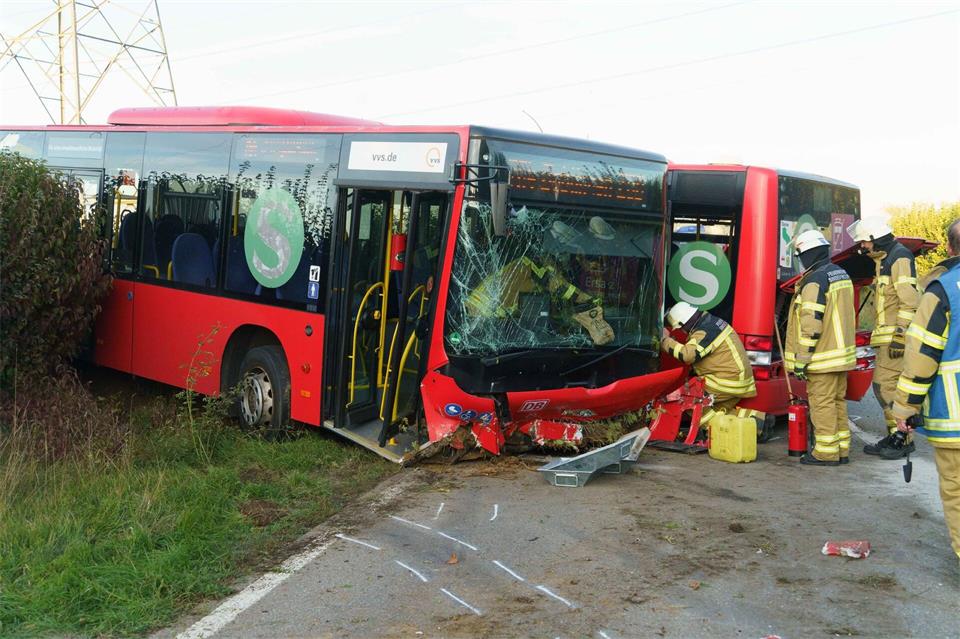 Der Bus war nicht mehr fahrbereit - der Schaden wird auf etwa 200.000 Euro geschätzt. Dettenmeyer/SDMG/dpa