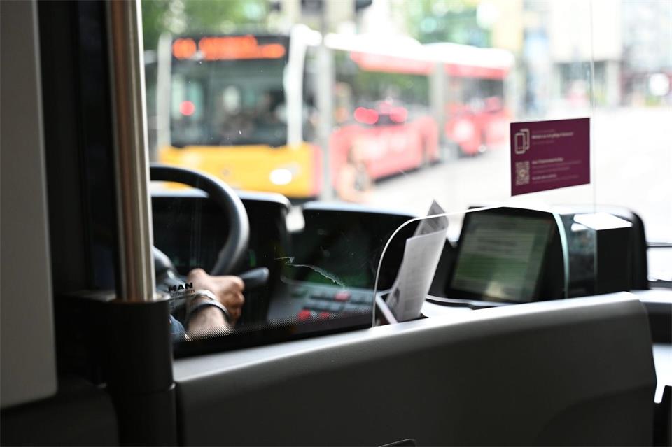 Der Busfahrer alarmiert die Polizei. (Symbolbild)Jennifer Kramer/dpa