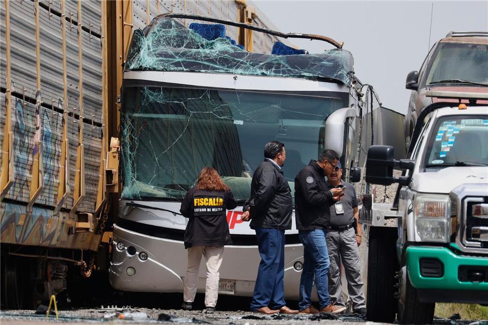 Der Busfahrer soll versucht haben, es noch vor dem Zug auf die andere Seite zu schaffen.Ramses Mercado Valdes/AP/dpa