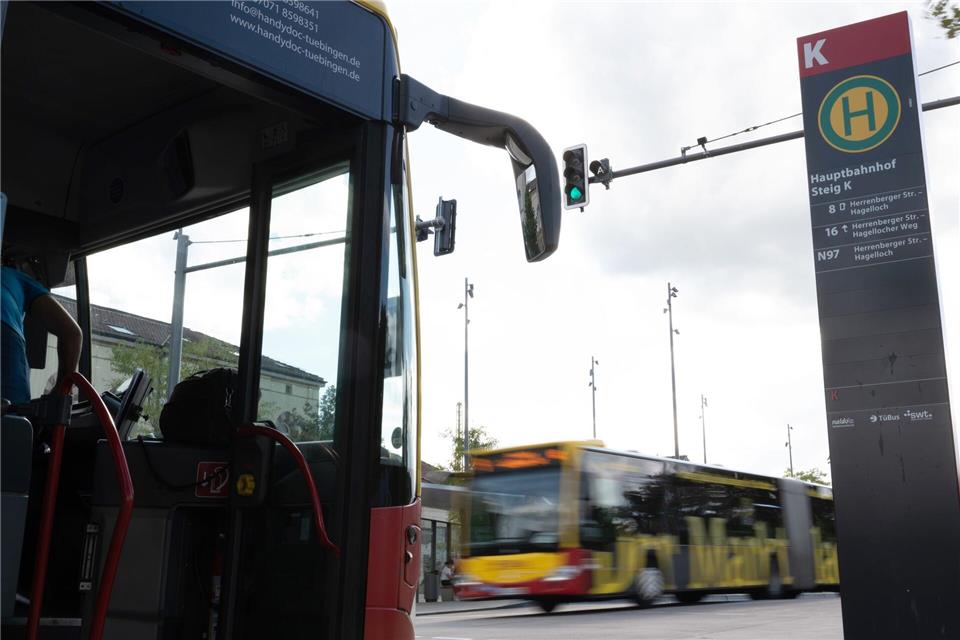 Der Busfahrer wollte laut Polizei Platz für einen anderen Bus machen. (Symbolbild)Markus Lenhardt/dpa
