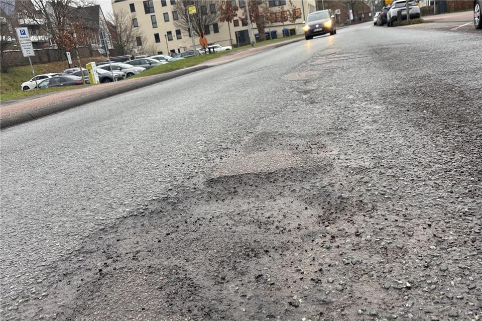 Der Butenwall wird in Höhe Holkensturm in jedem Winter zur Huckelpiste. Geplant ist, hier im Sommer großflächiger zu sanieren.