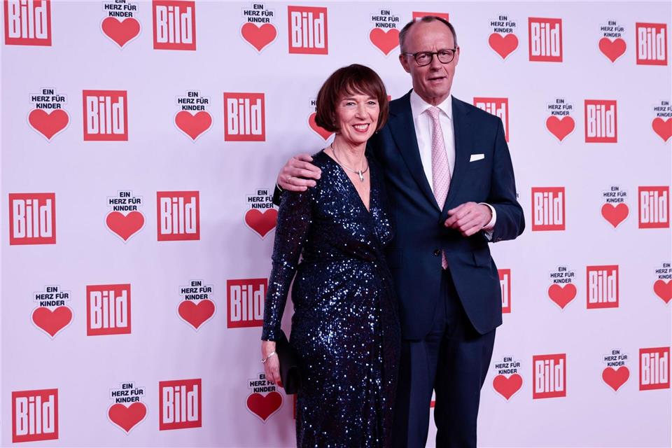 Der CDU-Bundesvorsitzende Friedrich Merz und seine Frau Charlotte kommen zur Spendengala „Ein Herz für Kinder“. Carsten Koall/dpa