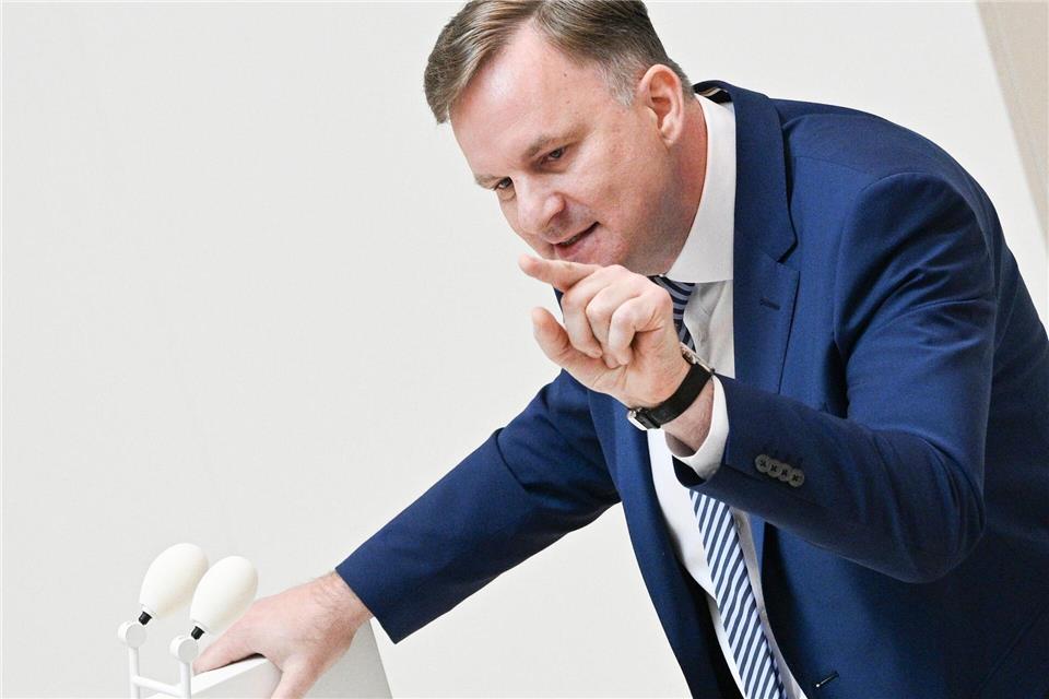 Der CDU-Finanzpolitiker Steeven Bretz fordert von der Landesregierung mehr Details über die geplanten Projekte im Milliardenpaket des Bundes für Infrastruktur (Archivbild). Jens Kalaene/dpa