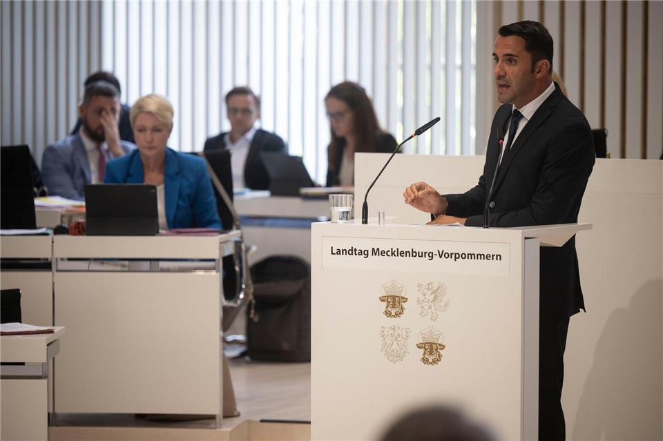 Viereinhalb Stunden Streit übers Geldausgeben 2026 und 2027 Der CDU-Fraktionsvorsitzende Daniel Peters vermisst die aus seiner Sicht richtigen Schwerpunkte im Landeshaushalt 2026/27.Philip Dulian/dpa