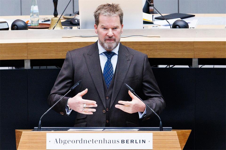 Der CDU-Fraktionsvorsitzende Dirk Stettner teilte im Abgeordnetenhaus kurz vor der Wahl kräftig aus.Carsten Koall/dpa