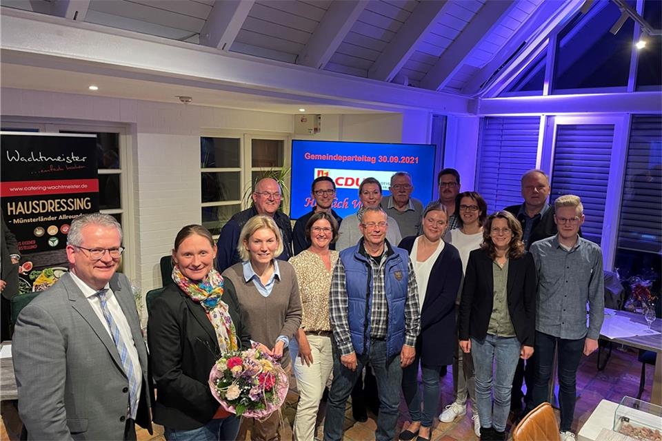 Der CDU-Gemeindeverband Raesfeld-Erle-Homer hat sich zum Gemeindeparteitag getroffen. Zu Besuch kam auch die Borkenerin Anne König (3.v.l.), die in den Bundestag gewählt wurde.