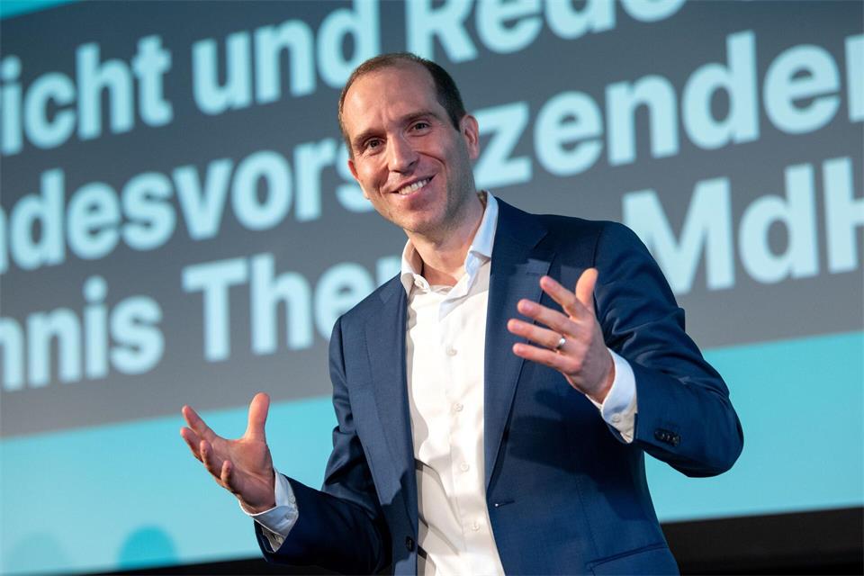 Der CDU-Partei- und Fraktionsvorsitzende Dennis Thering hält nichts von einem „parteipolitisch besetzten Bund-Länder-Gremium“. (Archivbild)Daniel Bockwoldt/dpa