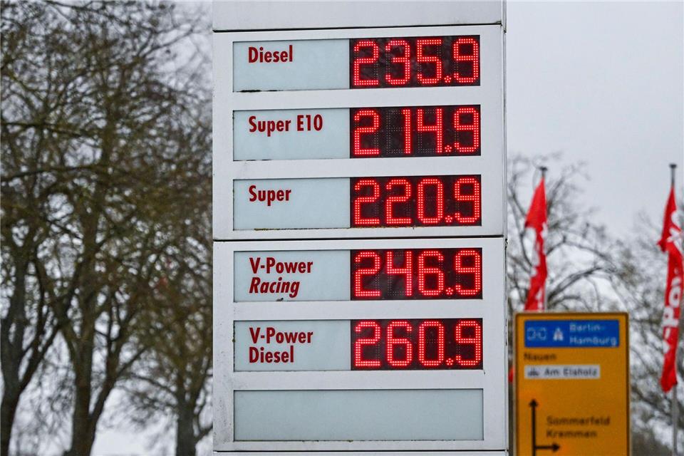 Der CDU-Politiker Florian Oest fordert Maßnahmen gegen steigende Spritpreise nach polnischem Vorbild. (Symbolbild)Jens Kalaene/dpa