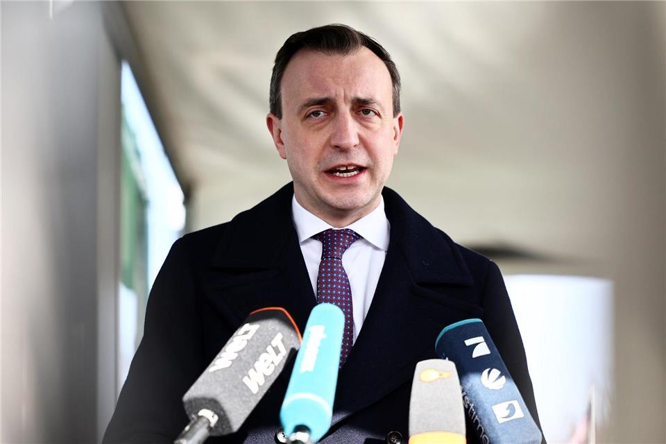 Der CDU-Politiker Paul Ziemiak will Sozialleistungsmissbrauch eindämmen. (Archivbild)Christoph Soeder/dpa