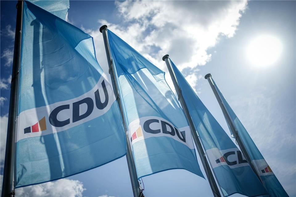 Der CDU gehen nach dem Kurswechsel der Partei bei der Schuldenbremse immer mehr Mitglieder von der Fahne.   Kay Nietfeld/dpa