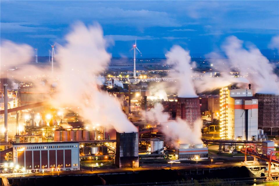 Der CO2-Ausstoß der Industrie belastet das Klima. (Archivbild)Julian Stratenschulte/dpa