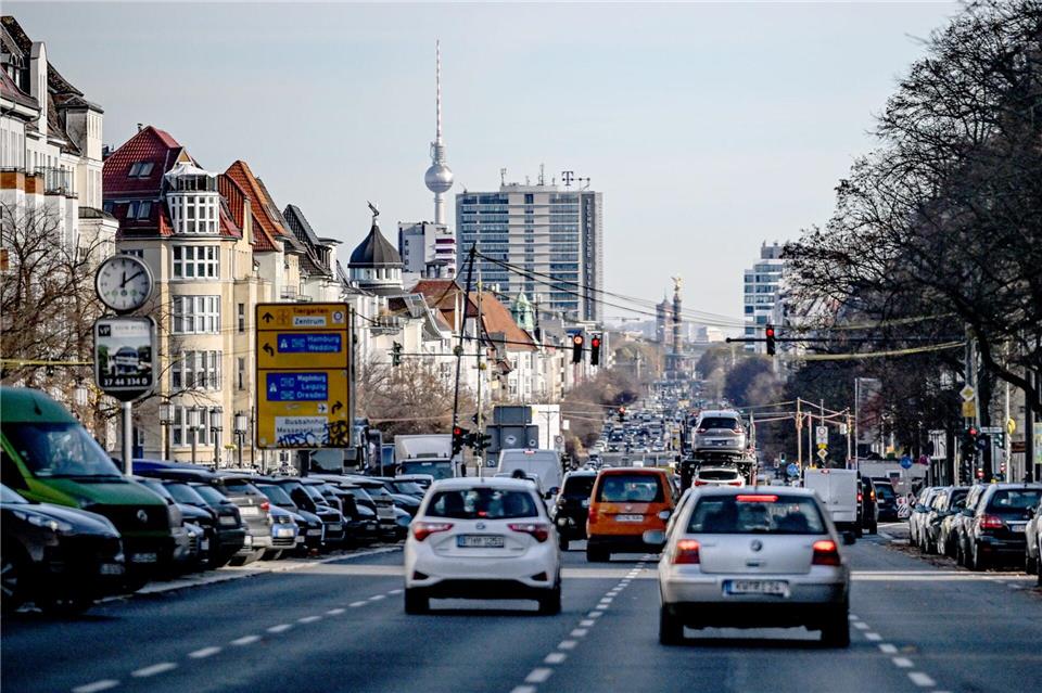 Der CO2-Ausstoß in Berlin ist im vergangenen Jahr insgesamt gesunken, allerdings nicht im Straßenverkehr. (Archivbild)Britta Pedersen/dpa