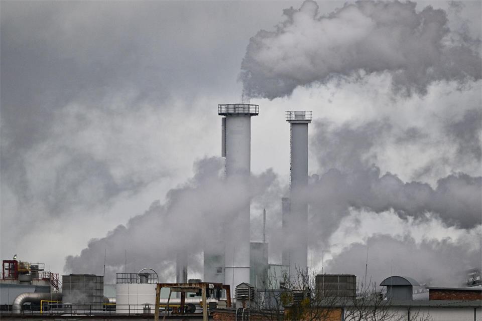 Der CO2-Ausstoß ist 2025 in Sachsen-Anhalt zurückgegangen. (Symbolbild)Patrick Pleul/dpa