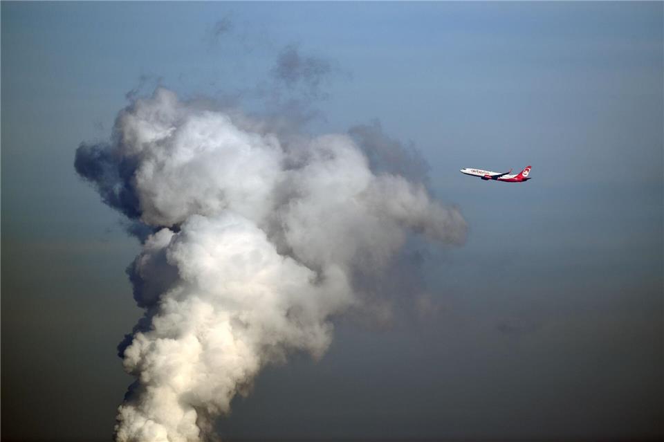 Der CO2-Fußabdruck macht mehr als die Hälfte des ökologischen Fußabdrucks der Menschheit aus. (Archivbild)Ralf Hirschberger/dpa