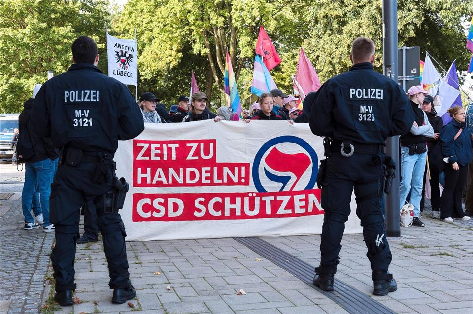 Der CSD in Grevesmühlen und angekündigte Zusatzaktionen wurden von einem großen Polizeiaufgebot begleitet. Marcus Golejewski/dpa