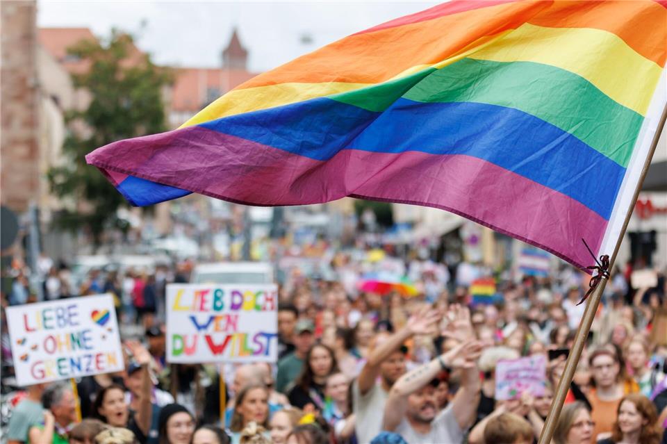 Der CSD in Nürnberg soll stattfinden. (Archivbild)Daniel Karmann/dpa