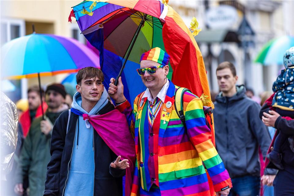 CSD in Cottbus: Hunderte feiern unter Polizeibegleitung  Der CSD soll an die Rechte queerer Menschen erinnern und wird jedes Jahr in vielen Städten organisiert. Frank Hammerschmidt/dpa