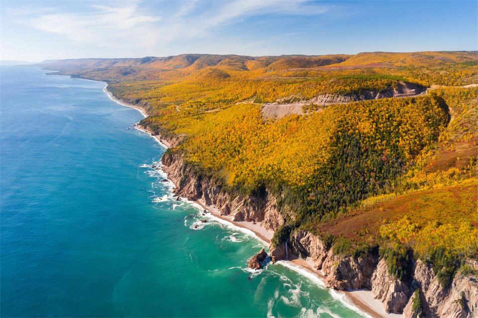 Der Cabot Trail windet sich an der Küste von Cape Breton Island entlang.Adam Hill/Destination Cape Breton/dpa-tmn