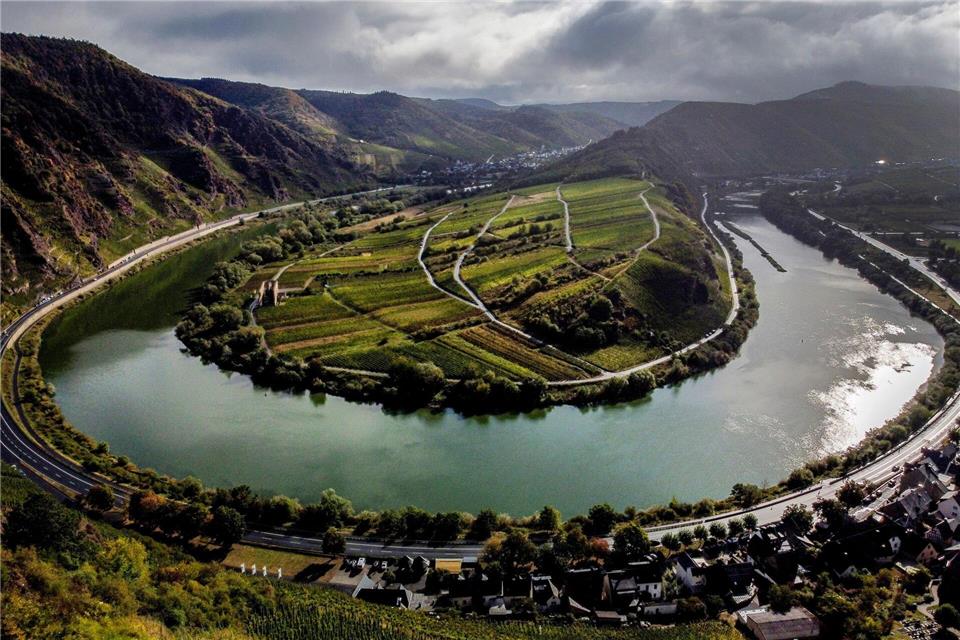 Der Calmont steigt an der Mosel steil empor. (Archivbild)Michael Probst/AP/dpa