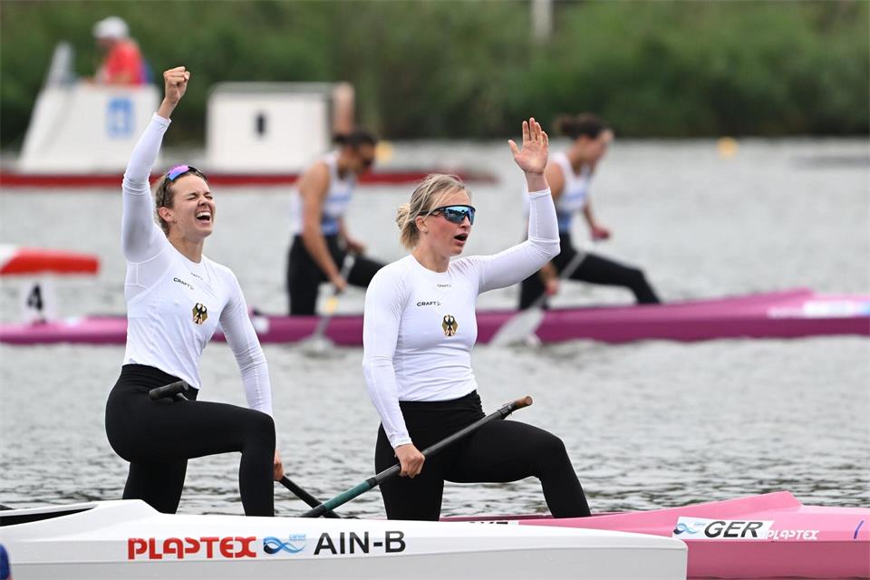 Der Canadier-Zweier mit Carlotta Loske und Maike Jakob holt historisches WM-Gold.Jakub Kaczmarczyk/PAP/dpa