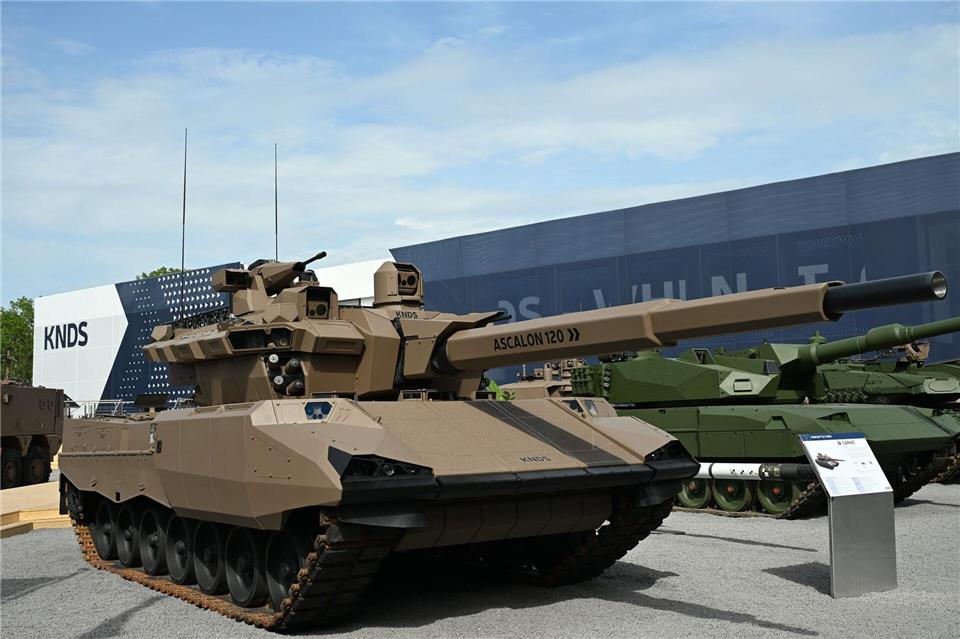 Der Capint-Kampfpanzer von KNDS France, rechts daneben in grün zwei Leopard-Kampfpanzer.Wolf von Dewitz/dpa