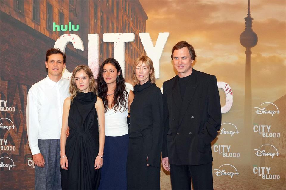 Der Cast der neuen Serie (links nach rechts): Franz Hartwig,  Jenny Schily, Lea Drinda, Soma Pysall und Lars Eidinger. (Archivbild)Soeren Stache/dpa