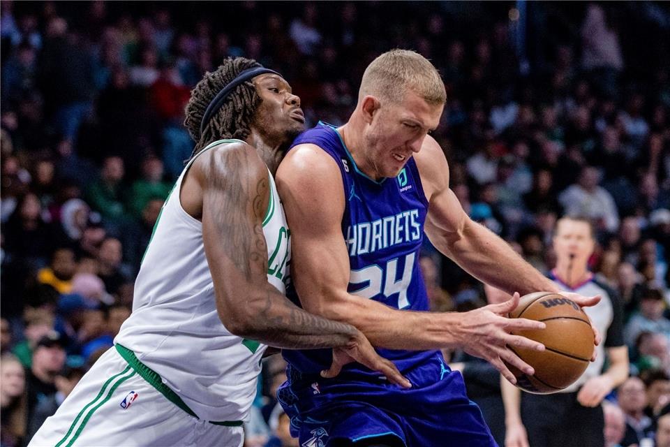 Der Center der Boston Celtics, Robert Williams III, und Mason Plumlee von den Charlotte Hornets kämpfen um den Ball.
