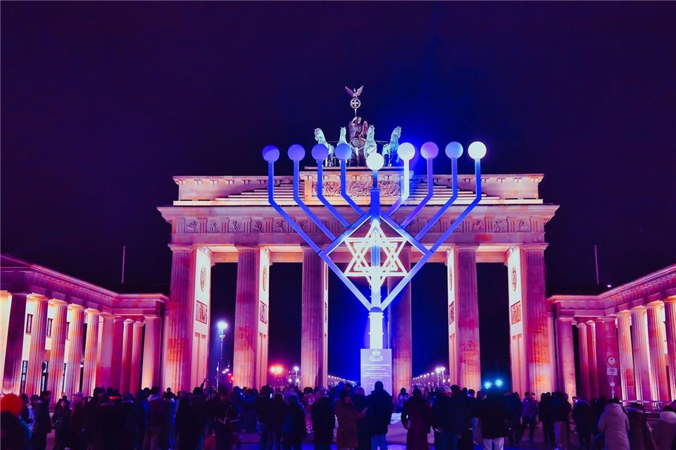 Der Chanukka-Leuchter vor dem Brandenburger Tor gilt als Zeichen eines lebendigen Judentums in Deutschland (Foto aktuell).Paul Zinken/dpa