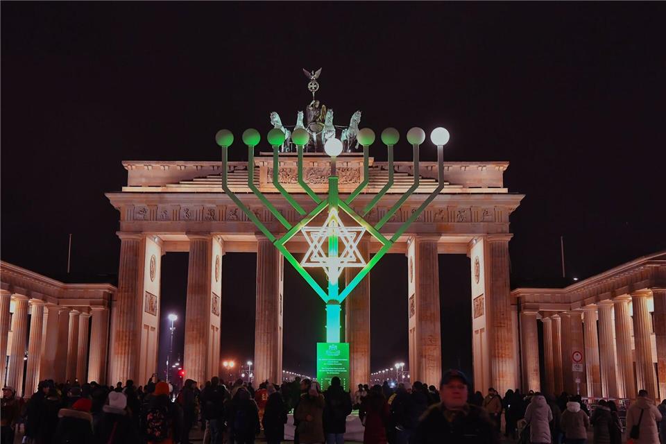 Der Chanukka-Leuchter vor dem Brandenburger Tor gilt als Zeichen eines lebendigen Judentums in Deutschland (Foto aktuell).Paul Zinken/dpa
