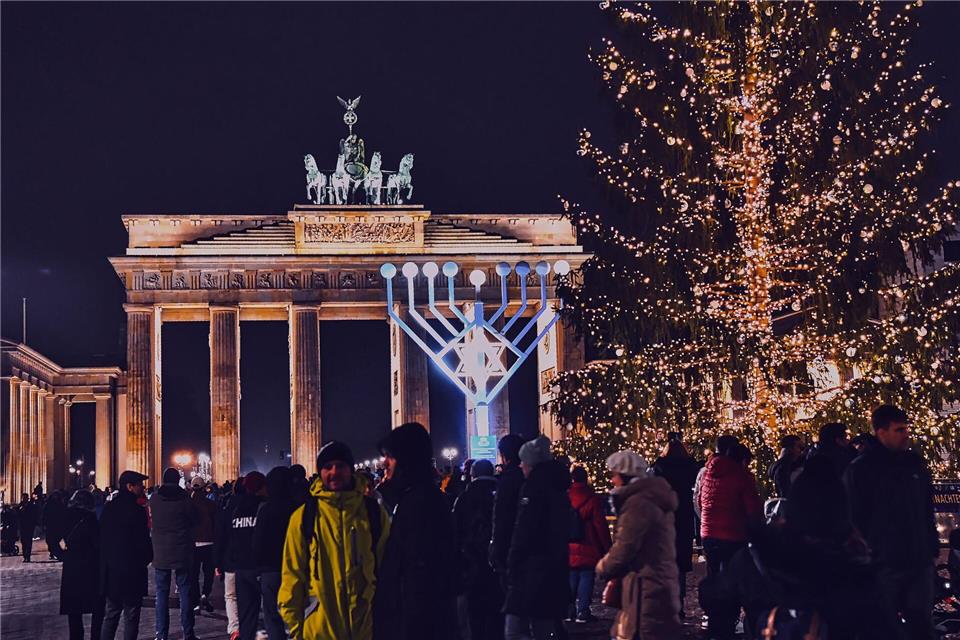 Der Chanukka-Leuchter vor dem Brandenburger Tor ist entzündet worden (Foto aktuell). Paul Zinken/dpa