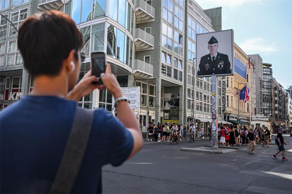 Der Checkpoint Charlie als Erinnerungs- und Bildungsort soll weiterentwickelt werden. (Archivbild)Britta Pedersen/dpa