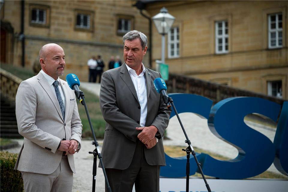 Der Chef der CSU-Landesgruppe im Bundestag, Alexander Hoffmann, links, und Bayerns Ministerpräsident Markus Söder skizzieren die Pläne ihrer Partei für die Zukunft Deutschlands. Daniel Vogl/dpa