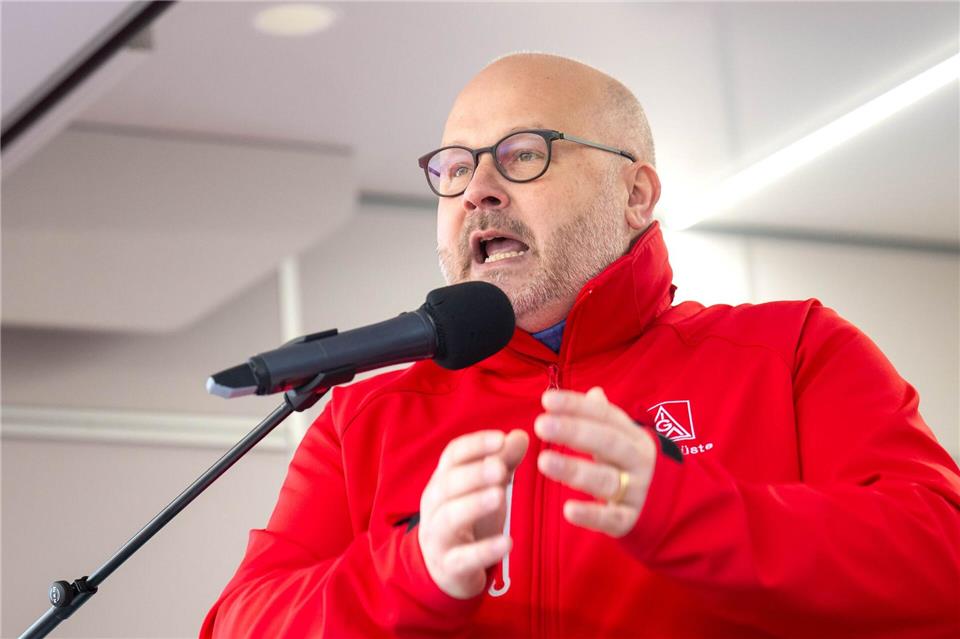 Der Chef der IG Metall Küste, Daniel Friedrich, hält die Lage der norddeutschen Metall- und Elektroindustrie für robust. Die Lage sei aber fragil. (Archivbild)Sina Schuldt/dpa