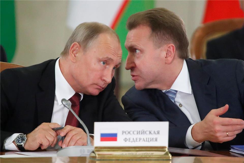 Der Chef der VEB.RU, Igor Schuwalow (r.), hat laut Medien seinen Chefvolkswirt Andrei Klepatsch entlassen, weil der eine Niederlage Russlands vorhergesagt hat. (Archivbild)picture alliance / Maxim Shemetov/POOL REUTERS/AP/dpa