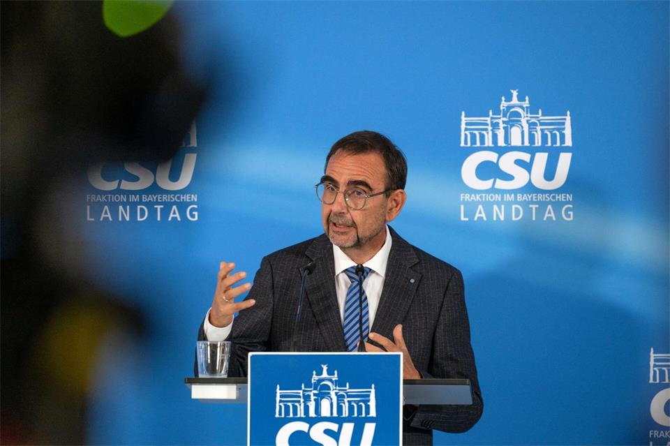 Der Chef der bayerischen CSU-Landtagsfraktion, Klaus Holetschek, hat den Kanzler-Vorschlag zu einer Zusammenführung von privater und gesetzlicher Krankenversicherung abgelehnt. Pia Bayer/dpa