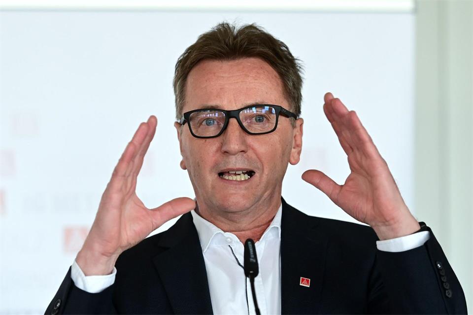Der Chef des IG-Metall-Bezirks Mitte, Jörg Köhlinger, sieht die Industrie in einer tiefgreifenden Krise. (Archivbild) Uwe Zucchi/dpa