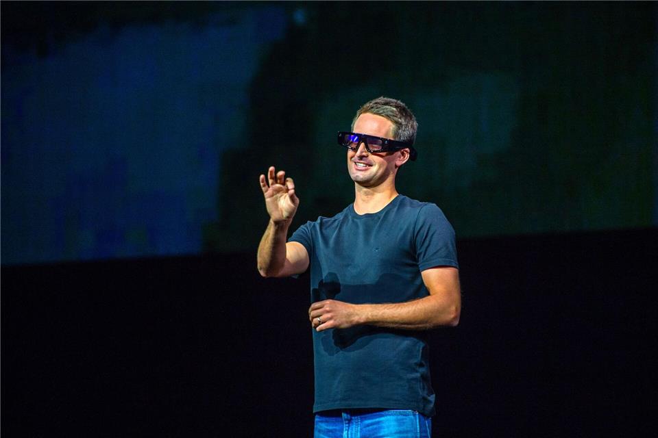Der Chef des Snapchat-Betreibers Snap, Evan Spiegel, demonstrierte Vorläufer der heutigen Specs bereits in den vergangenen Jahren. (Archivbild)Andrej Sokolow/dpa