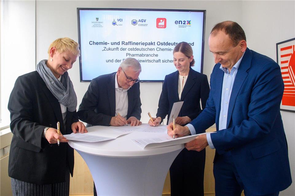 Der Chemie- und Raffineriepakt Ostdeutschland ist unterzeichnet.Klaus-Dietmar Gabbert/dpa