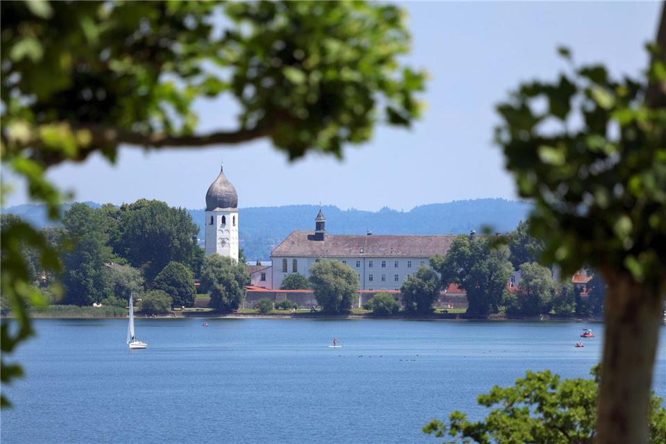 Der Chiemsee mit der Fraueninsel ist ein beliebtes Ausflugsziel in Oberbayern. (Archivbild)Karl-Josef Hildenbrand/dpa