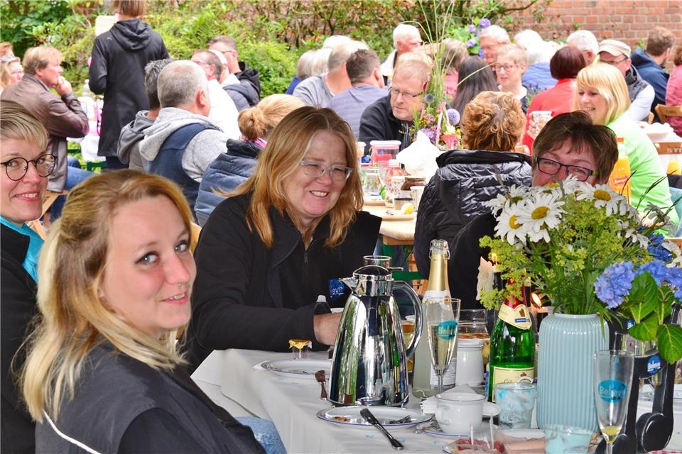 Der Chor „Believe“ aus Raesfeld belegte mit seinem Frühstückstisch den zweiten Platz beim Bürgerfrühstück in Homer.